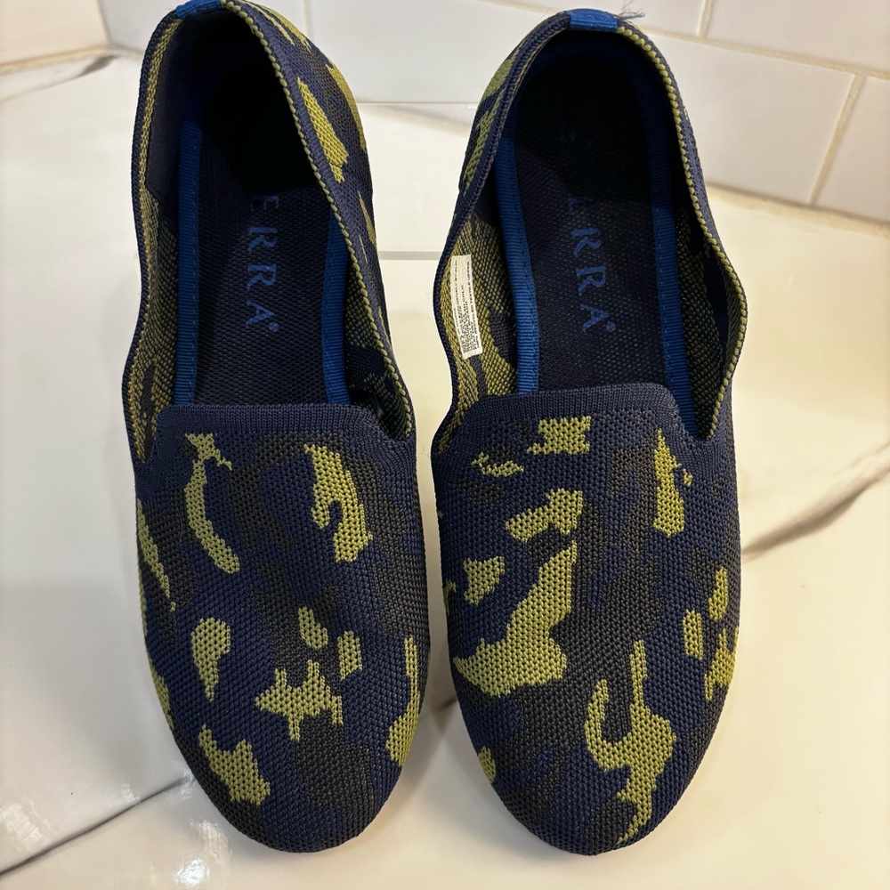 Serra Navy and Green Camo Flats Loafers, size 9